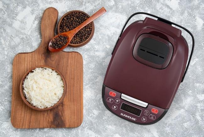 Người dùng đang đong gạo và đổ nước vào lòng nồi cơm Zojirushi theo vạch chia mực nước